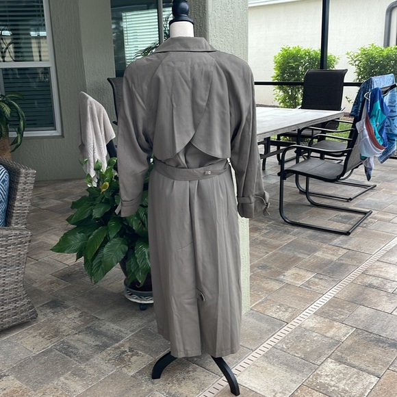 Vintage London double breasted button closure with a belt-lined fog trench coat - Picture 3 of 6